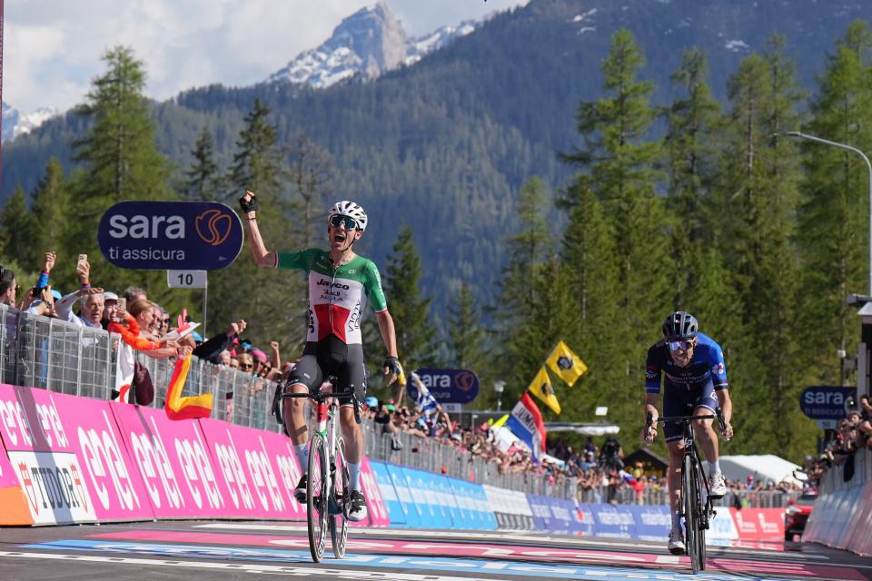 Finishphoto of Filippo Zana winning Giro d'Italia Stage 18.
