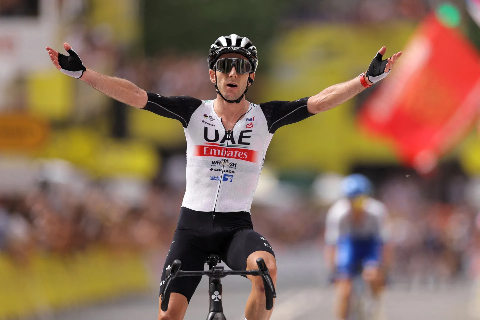 Finishphoto of Adam Yates winning Tour de France Stage 1.