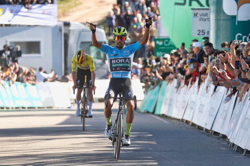 Finishphoto of Daniel Felipe Martínez winning Volta ao Algarve em Bicicleta Stage 5.