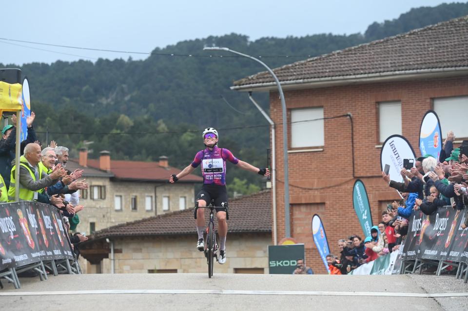 Finishphoto of Demi Vollering winning Vuelta a Burgos Feminas Stage 4.