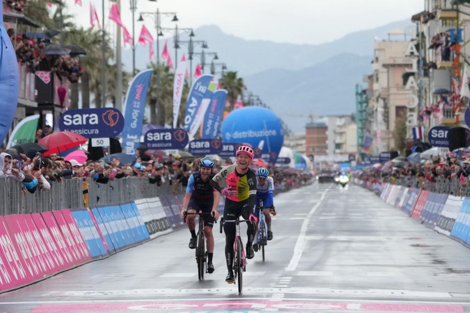 Finishphoto of Magnus Cort winning Giro d'Italia Stage 10.