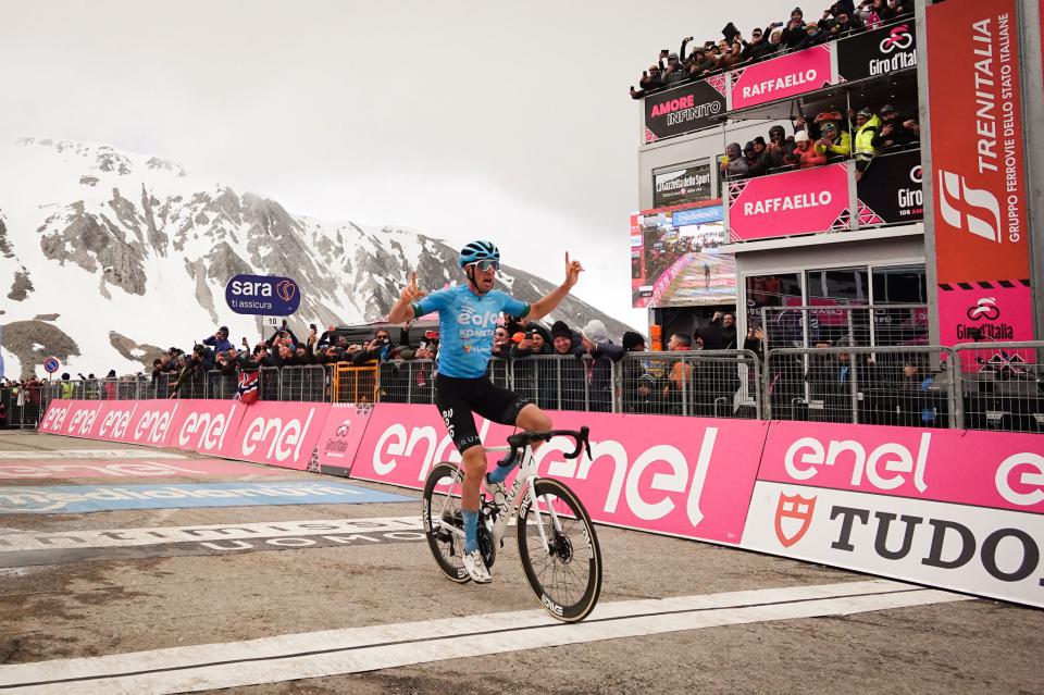 Finishphoto of Davide Bais winning Giro d'Italia Stage 7.