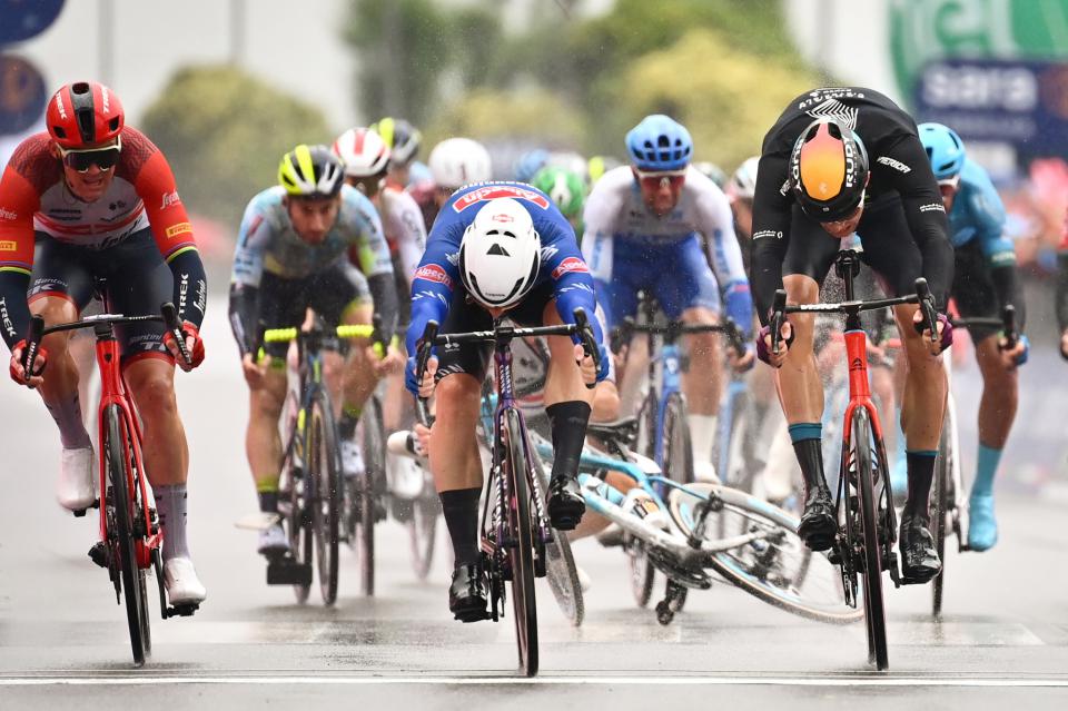 Finishphoto of Kaden Groves winning Giro d'Italia Stage 5.