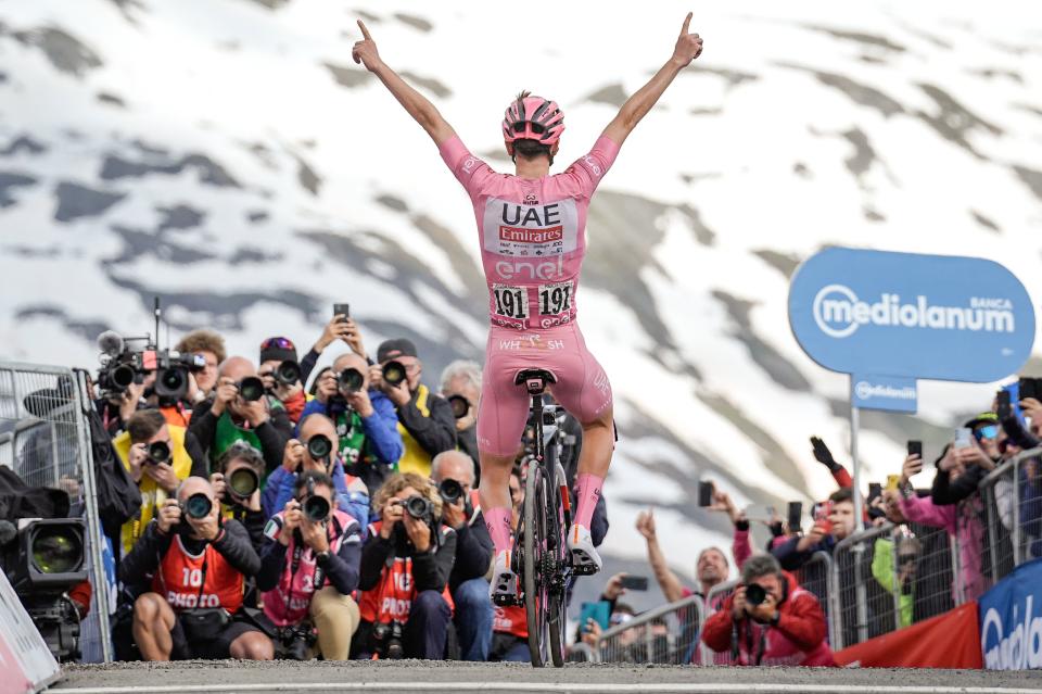 Finishphoto of Tadej Pogačar winning Giro d'Italia Stage 15.