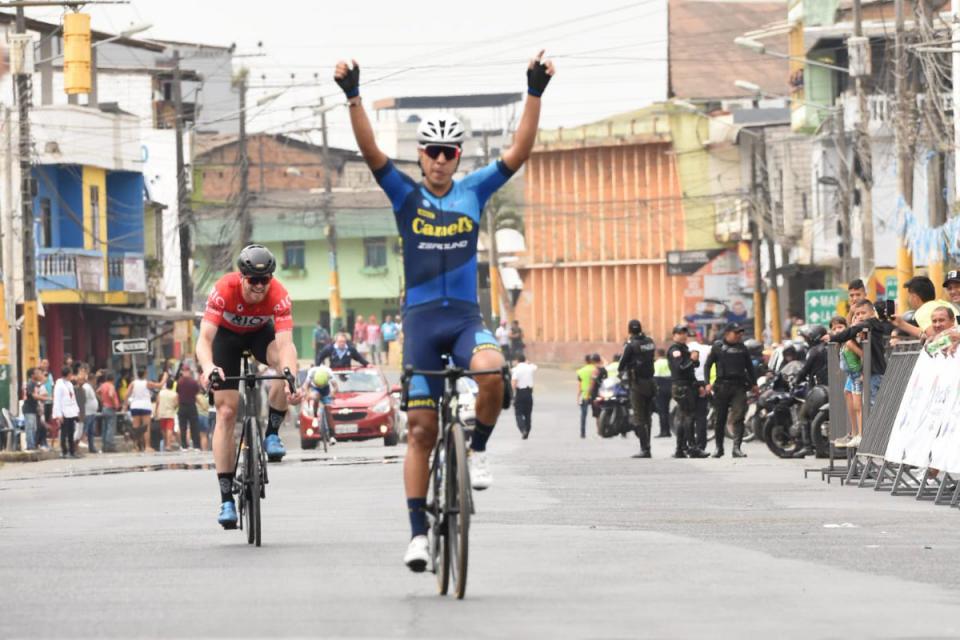 Finishphoto of Ignacio de Jesús Prado winning Vuelta al Ecuador Stage 1.