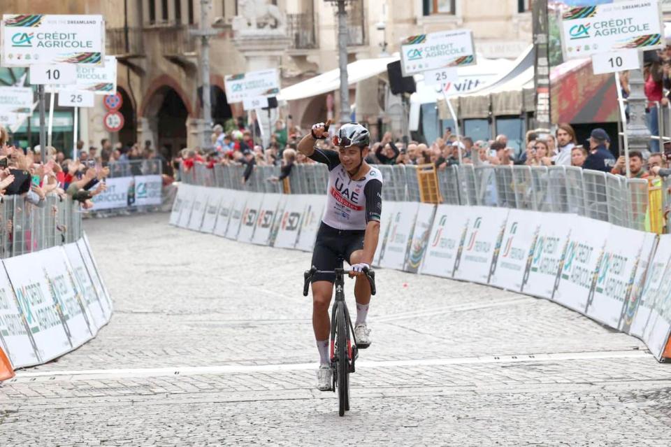 Finishphoto of Davide Formolo winning Veneto Classic .