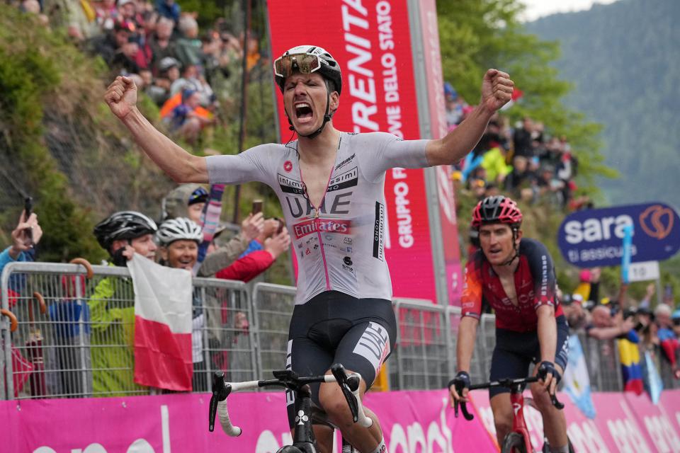 Finishphoto of João Almeida winning Giro d'Italia Stage 16.