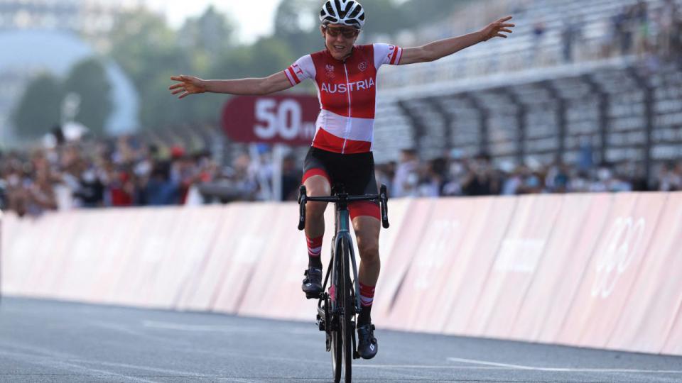 Finishphoto of Anna Kiesenhofer winning Olympic Games WE - Road Race .