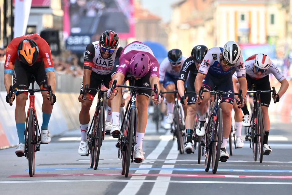 Finishphoto of Arnaud Démare winning Giro d'Italia Stage 13.