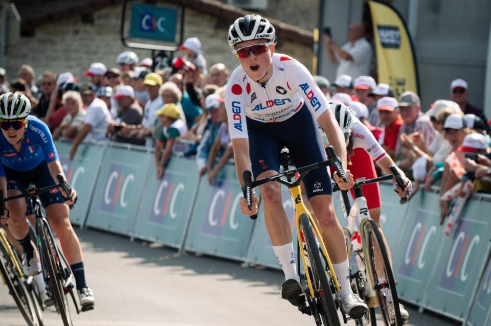 Finishphoto of Fem van Empel winning Tour de l'Avenir Femmes Stage 3.