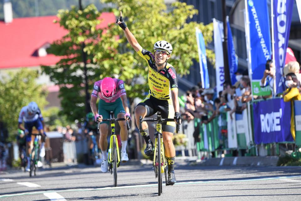 Finishphoto of Junsei Tani winning Tour de Hokkaido Stage 2.