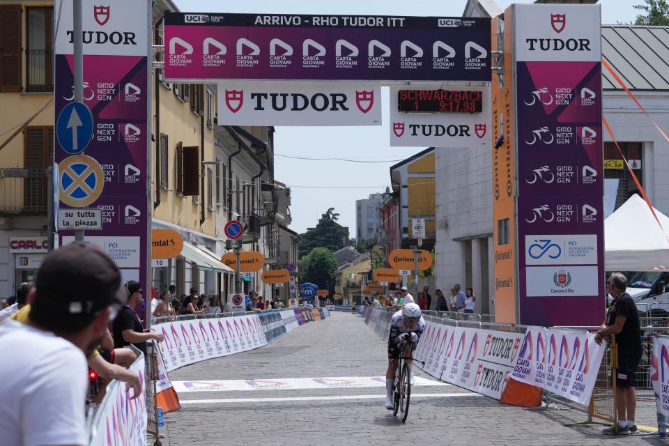 Finishphoto of Matthias Schwarzbacher winning Giro d'Italia Next Gen Stage 1 (ITT).