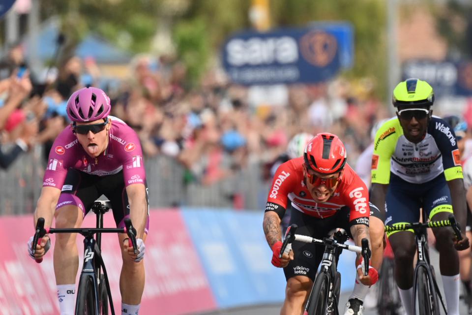 Finishphoto of Arnaud Démare winning Giro d'Italia Stage 6.