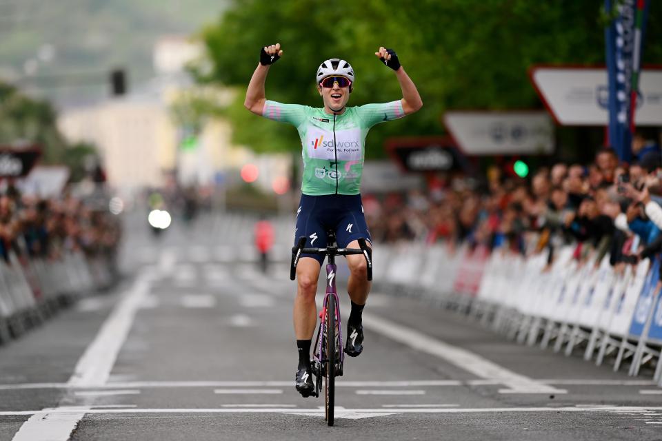 Finishphoto of Marlen Reusser winning Itzulia Women Stage 3.