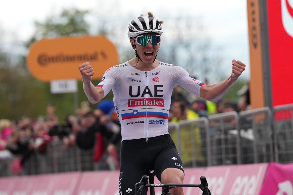 Finishphoto of Tadej Pogačar winning Giro d'Italia Stage 2.