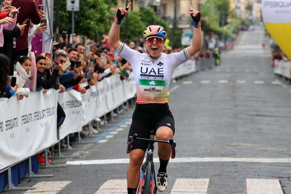 Finishphoto of Lara Gillespie winning Giro Mediterraneo Rosa Stage 2.