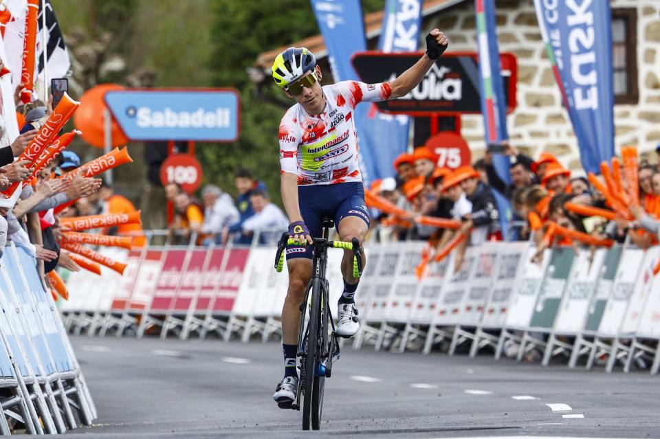 Finishphoto of Louis Meintjes winning Itzulia Basque Country Stage 4.