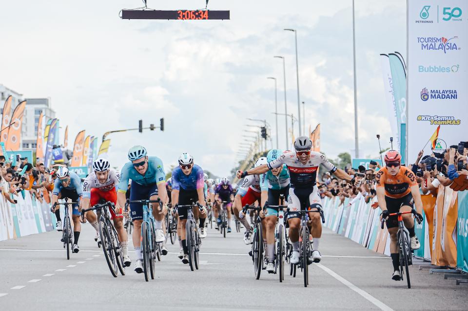Finishphoto of Matteo Malucelli winning PETRONAS Le Tour de Langkawi Stage 8.