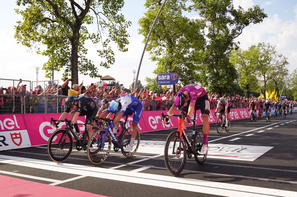 Finishphoto of Alberto Dainese winning Giro d'Italia Stage 17.