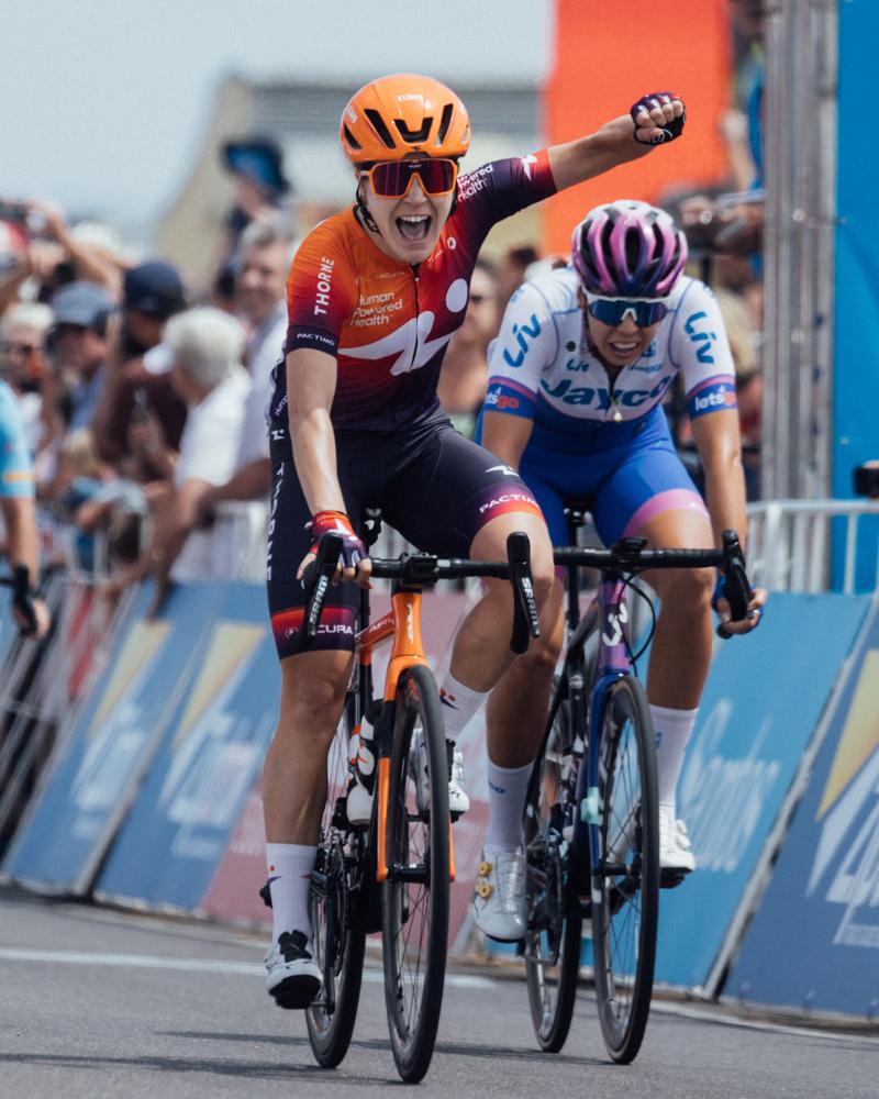 Finishphoto of Daria Pikulik winning Santos Tour Down Under Stage 1.