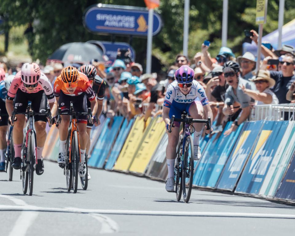 Finishphoto of Alexandra Manly winning Santos Tour Down Under Stage 2.