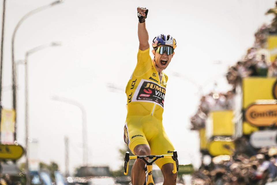 Finishphoto of Wout van Aert winning Tour de France Stage 4.
