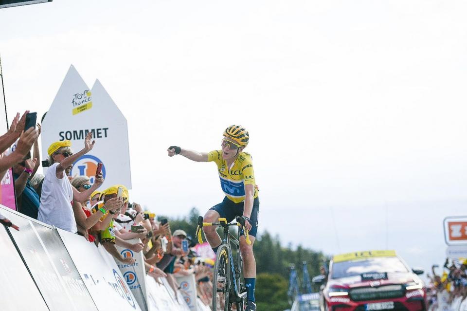 Finishphoto of Annemiek van Vleuten winning Tour de France Femmes Stage 8.