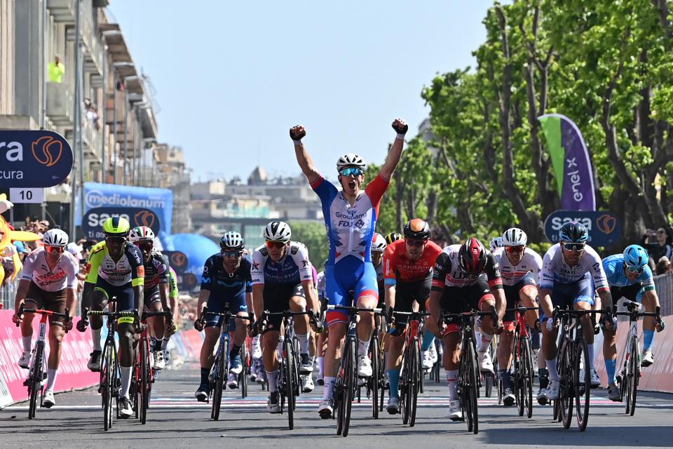 Finishphoto of Arnaud Démare winning Giro d'Italia Stage 5.