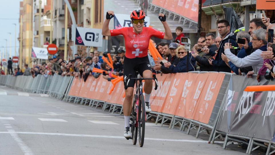 Finishphoto of Marlen Reusser winning Setmana Ciclista Volta Femenina de la Comunitat Valenciana Stage 2.