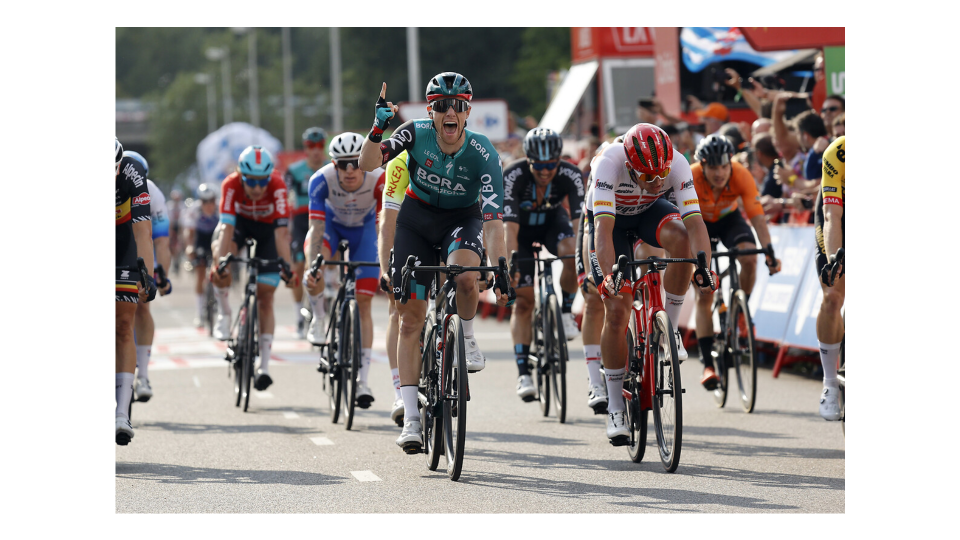 Finishphoto of Sam Bennett winning La Vuelta ciclista a España Stage 2.