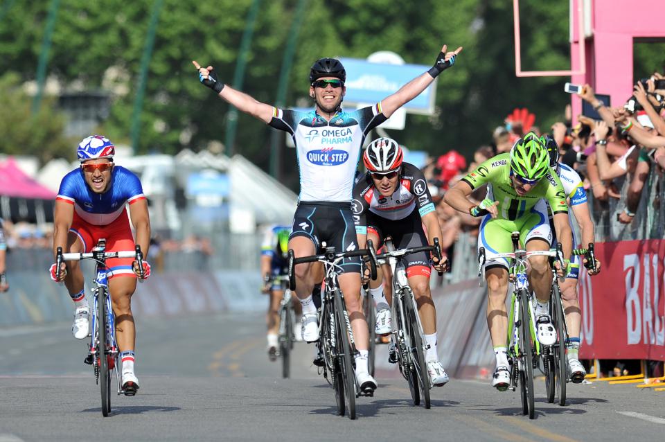 Finishphoto of Mark Cavendish winning Giro d'Italia Stage 1.