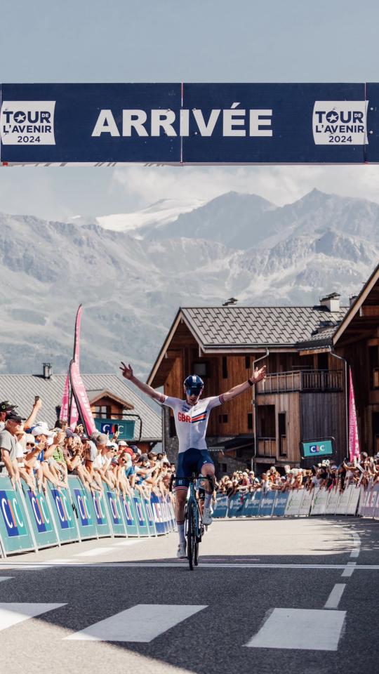 Finishphoto of Joseph Blackmore winning Tour de l'Avenir Stage 3.