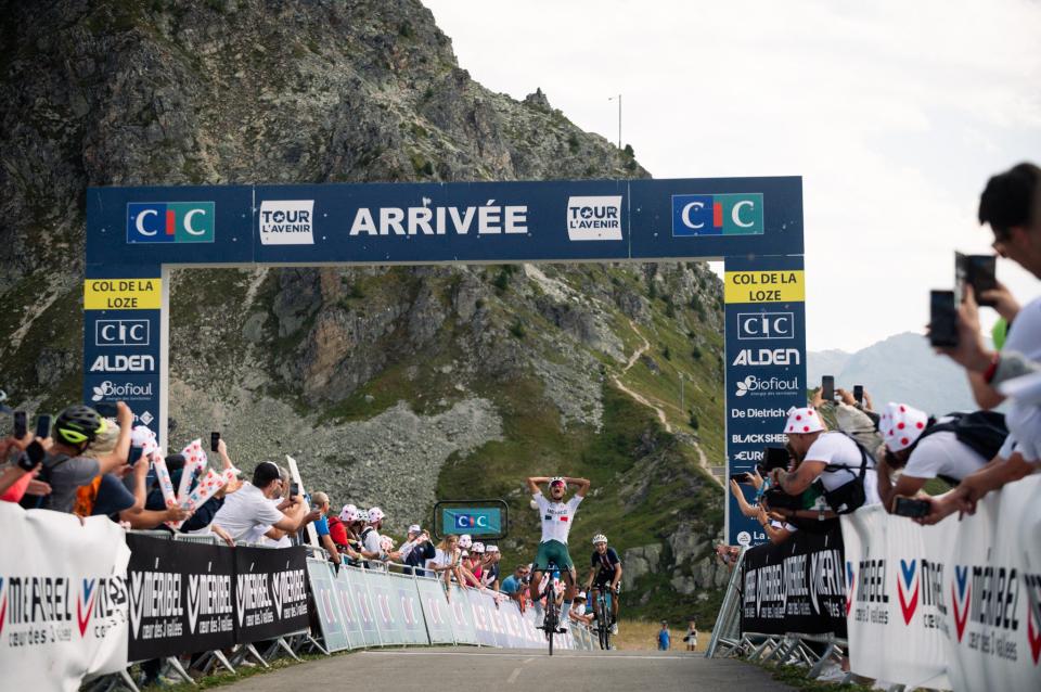 Finishphoto of Isaac del Toro winning Tour de l'Avenir Stage 6.
