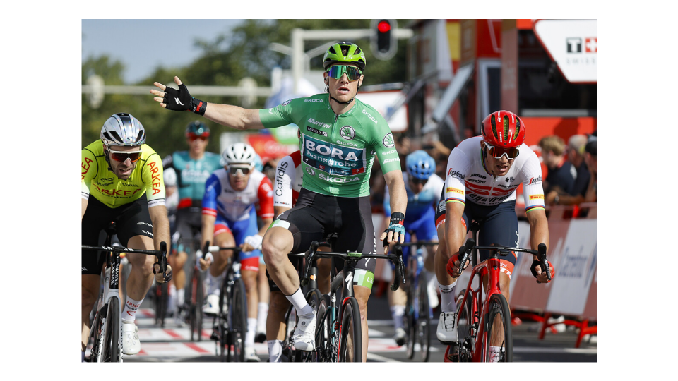 Finishphoto of Sam Bennett winning La Vuelta ciclista a España Stage 3.