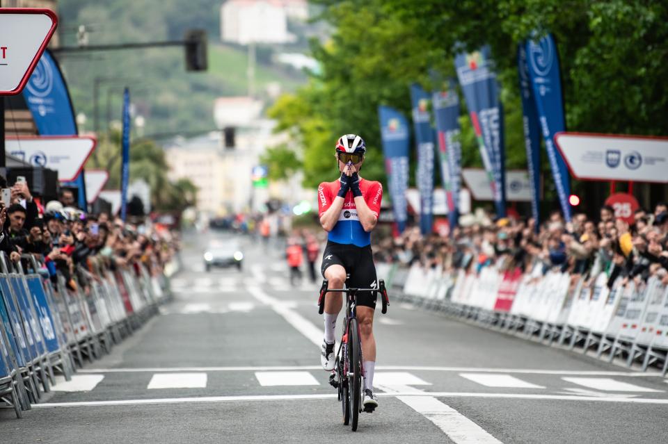 Finishphoto of Demi Vollering winning Itzulia Women Stage 3.
