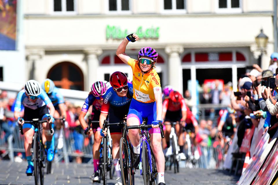 Finishphoto of Alexandra Manly winning Internationale LOTTO Thüringen Ladies Tour Stage 6.