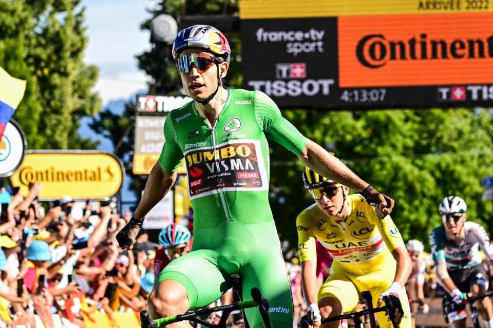 Finishphoto of Wout van Aert winning Tour de France Stage 8.