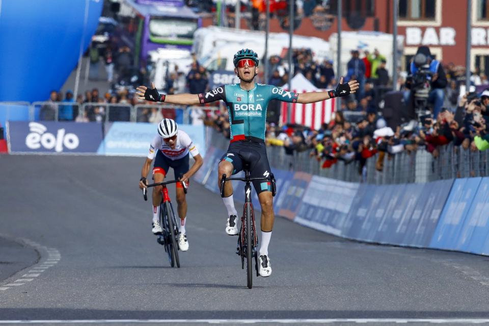 Finishphoto of Lennard Kämna winning Giro d'Italia Stage 4.