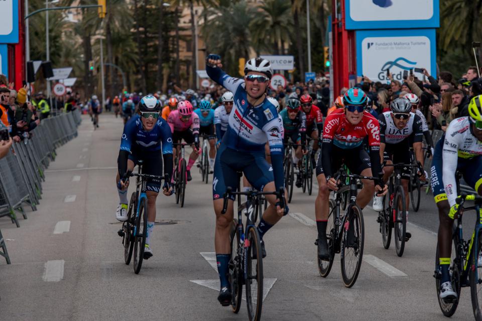 Finishphoto of Ethan Vernon winning Trofeo Palma - Palma .