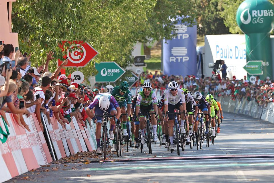 Finishphoto of Scott McGill winning Volta a Portugal em Bicicleta Stage 1.
