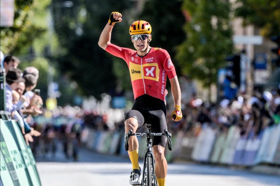 Finishphoto of Tobias Halland Johannessen winning Škoda Tour Luxembourg Stage 5.