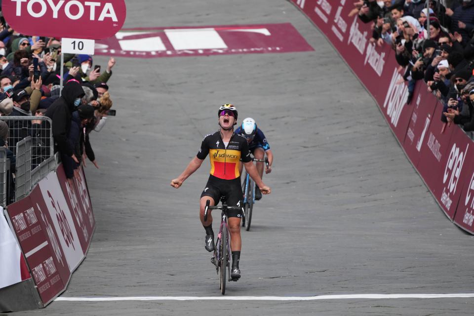 Finishphoto of Lotte Kopecky winning Strade Bianche Donne .