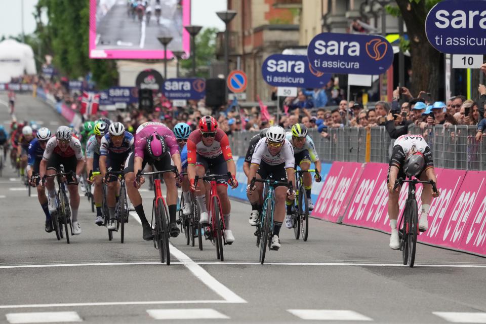 Finishphoto of Pascal Ackermann winning Giro d'Italia Stage 11.