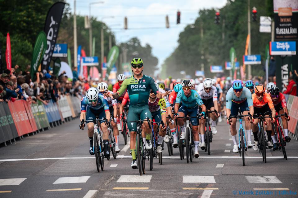 Finishphoto of Sam Welsford winning Tour de Hongrie Stage 1.