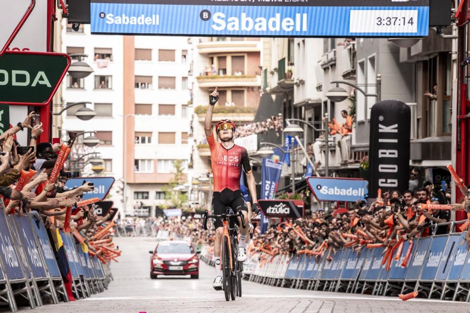 Finishphoto of Carlos Rodríguez winning Itzulia Basque Country Stage 6.