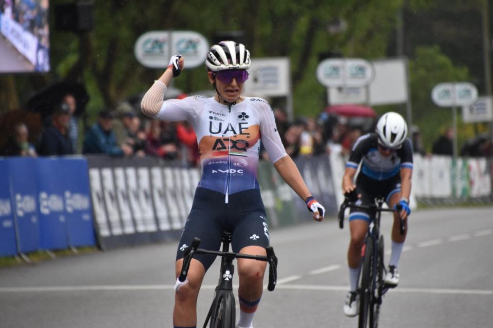 Finishphoto of Eleonora Camilla Gasparrini winning Grand Prix du Morbihan Femmes .