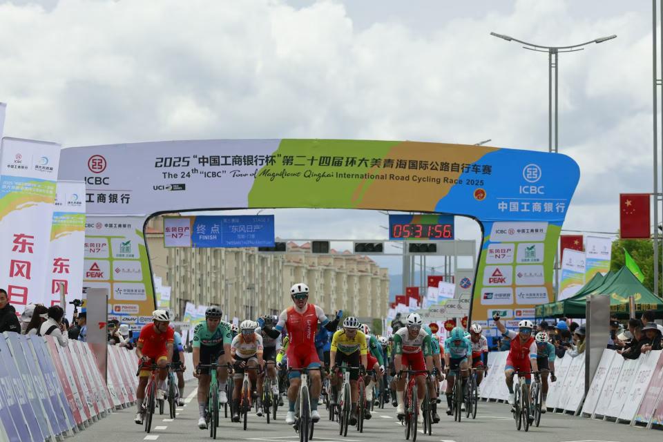 Finishphoto of Alexander Salby winning Tour of Magnificent Qinghai Stage 3.