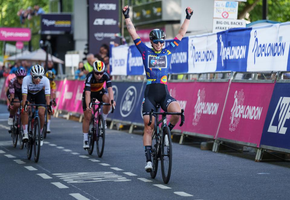 Finishphoto of Lorena Wiebes winning RideLondon Classique Stage 3.