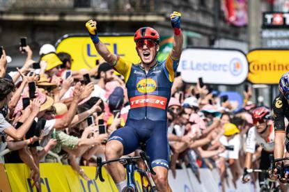 Finishphoto of Mads Pedersen winning Tour de France Stage 8.