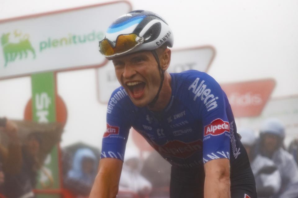 Finishphoto of Jay Vine winning La Vuelta ciclista a España Stage 6.